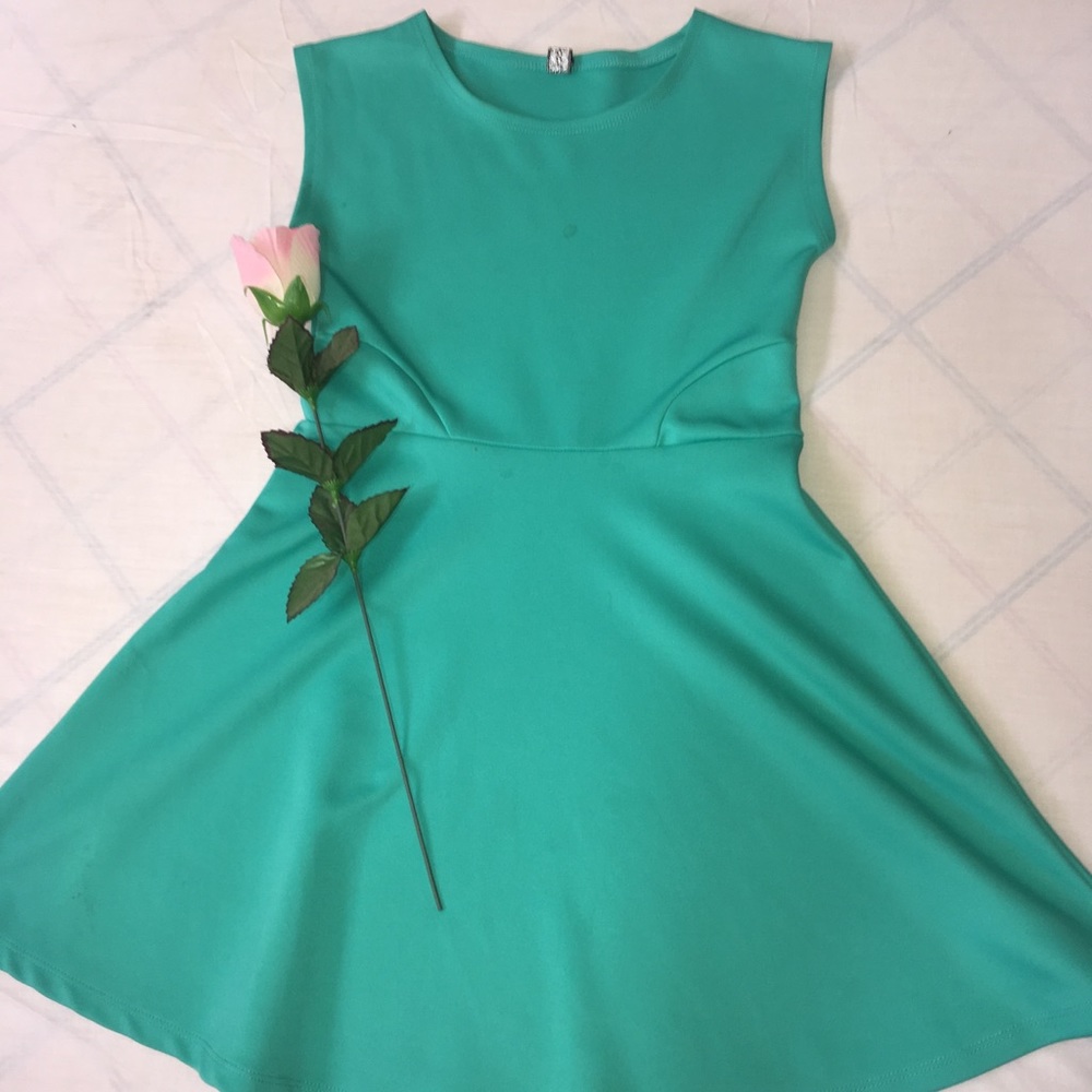I’m selling a turquoise green dress